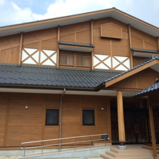 内子の木材を使用して、この春開校した幼稚園と小学校中学校です