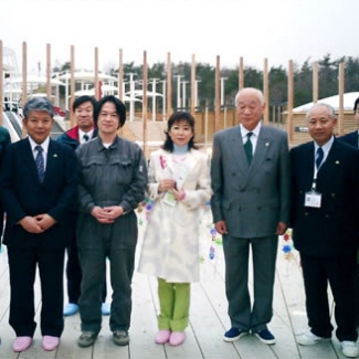 Together with a Japan Pavilion Seto staff member