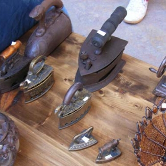 Flea market (3) These irons are used on the 'Sakanouenokumo, Clouds on Top of the Hill'